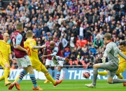 开云APP-激情之夜：足球赛场上的精彩瞬间让人难忘的简单介绍