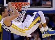 开云足球直播-霍勒迪末节封神！尼克斯窒息式防守连续得分压制湖人