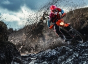 开云体育中国官网-赛道上的双重奏，拉塞尔火热状态助迈凯伦完胜索伯车队