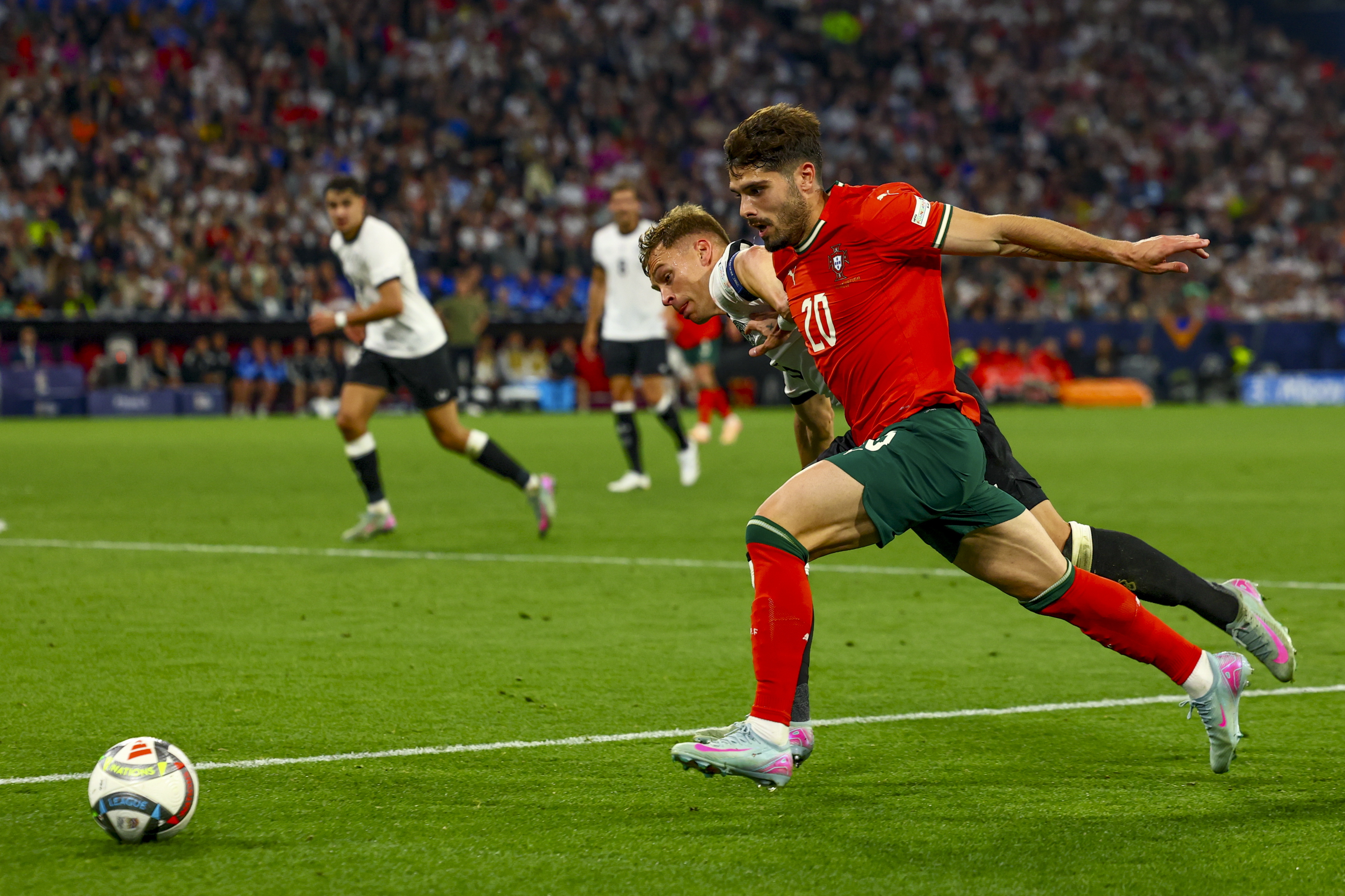 葡萄牙女足队员鼓舞士气，备战国际杯赛的简单介绍