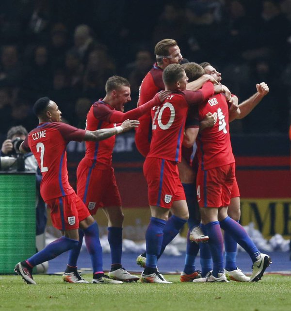 英格兰羽毛球队绝杀马来西亚羽毛球队,陶菲克统治全场的简单介绍 英格兰羽毛球队绝杀马来西亚羽毛球队,陶菲克统治全场的简单介绍