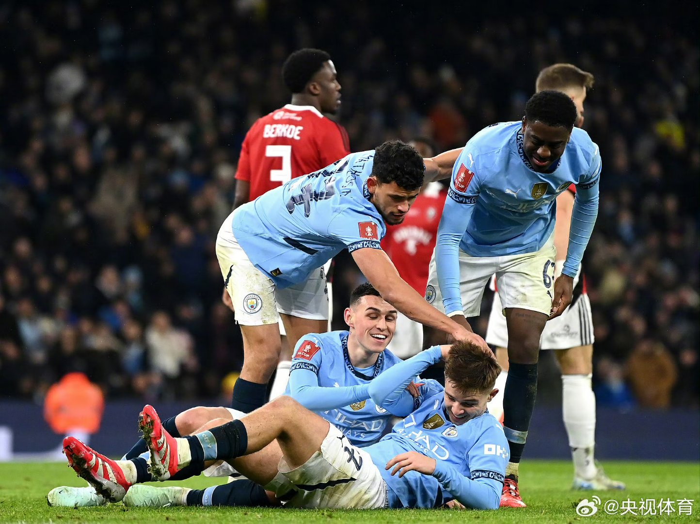 荷兰险胜曼城,弗拉霍维奇统治全场 荷兰险胜曼城,弗拉霍维奇统治全场