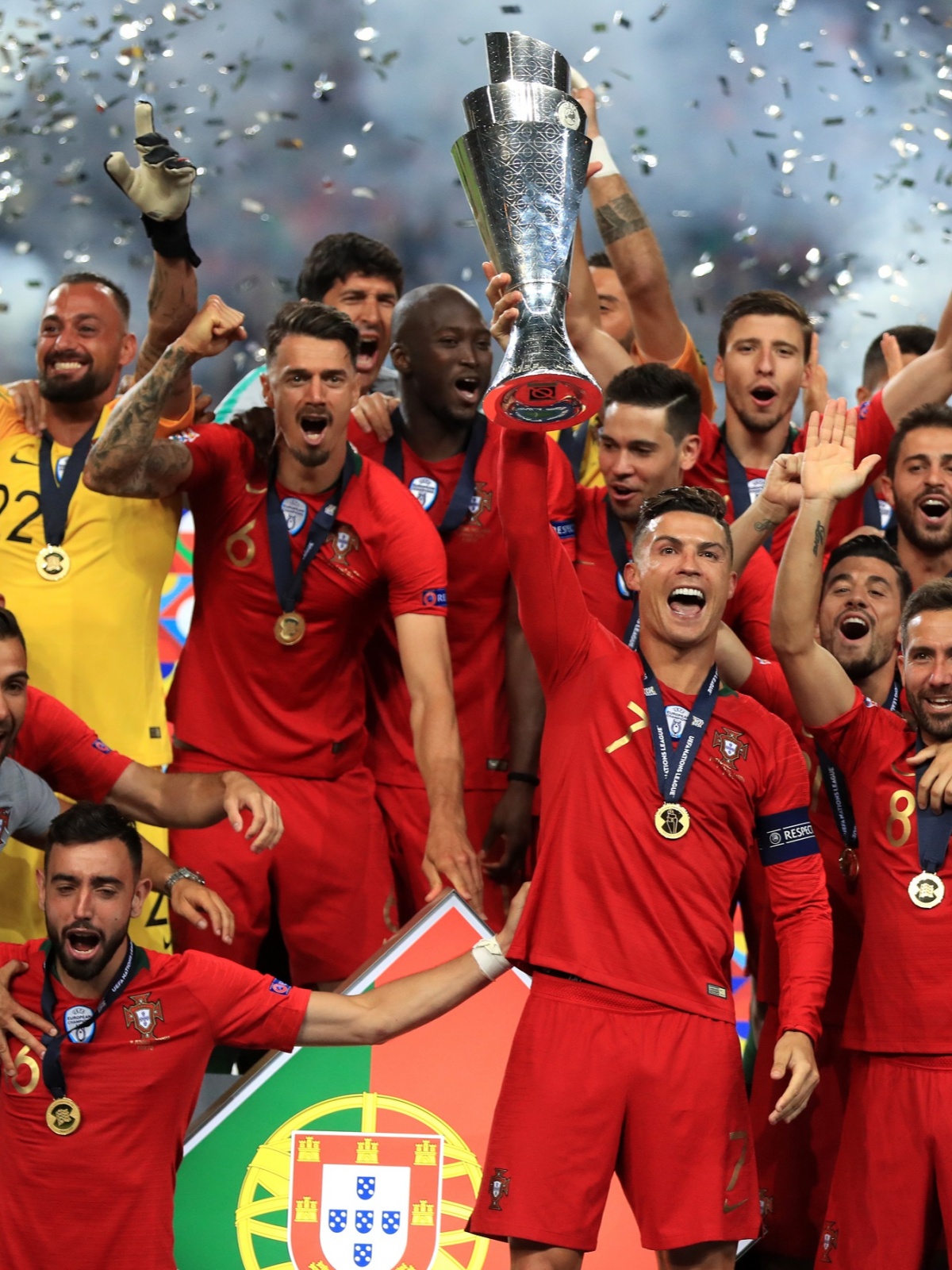 关于顶级足球对决精彩不断,球员奋力拼搏的信息 关于顶级足球对决精彩不断,球员奋力拼搏的信息