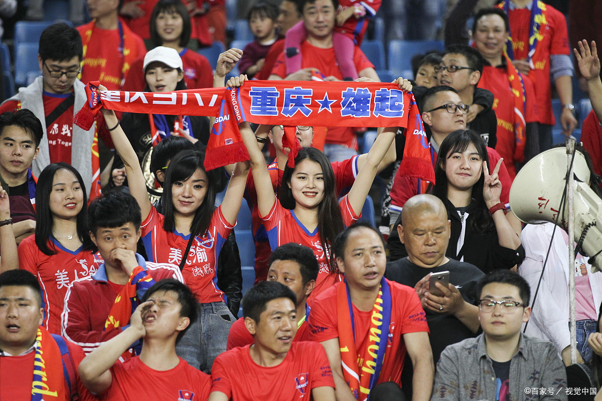 亚冠比赛即将打响,球迷欢呼 亚冠比赛即将打响,球迷欢呼