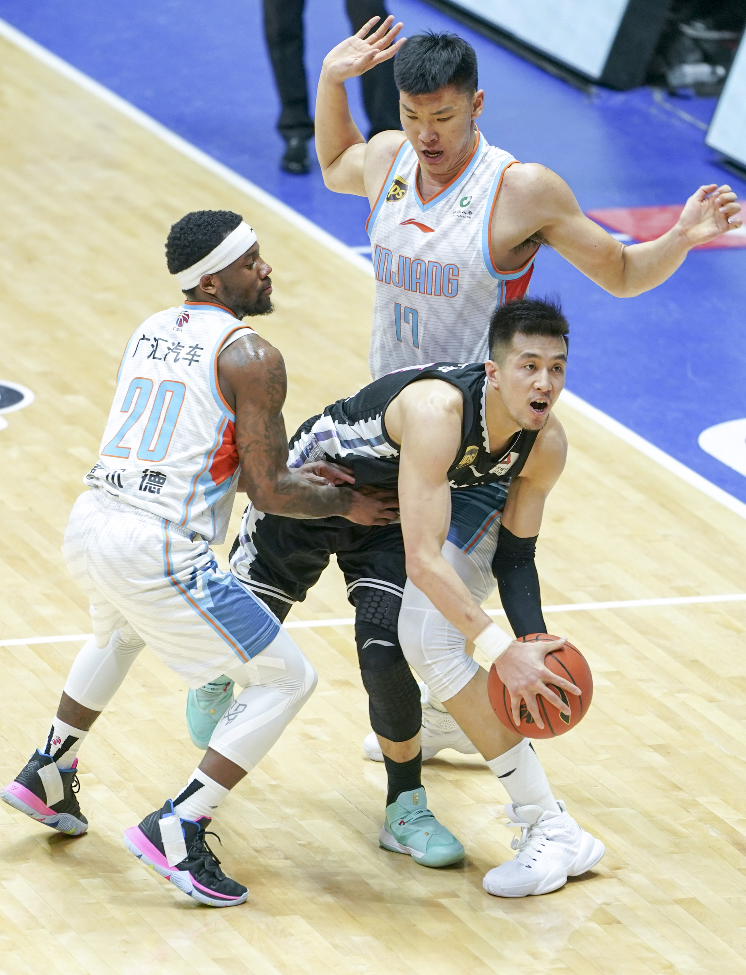 湖南男篮奋力拼搏，决胜季后赛希望