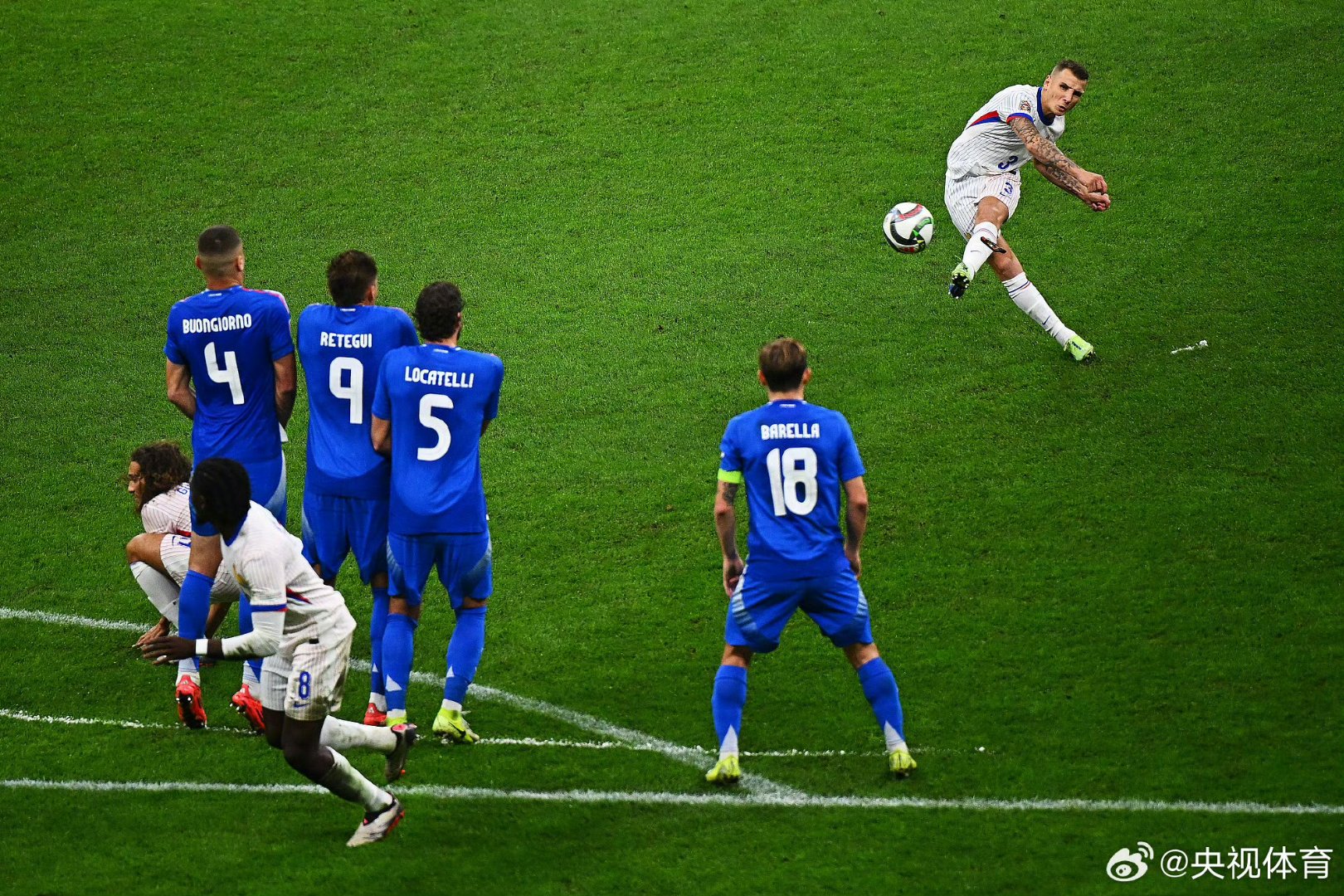 欧国联比赛的精彩瞬间！球迷为之疯狂的简单介绍