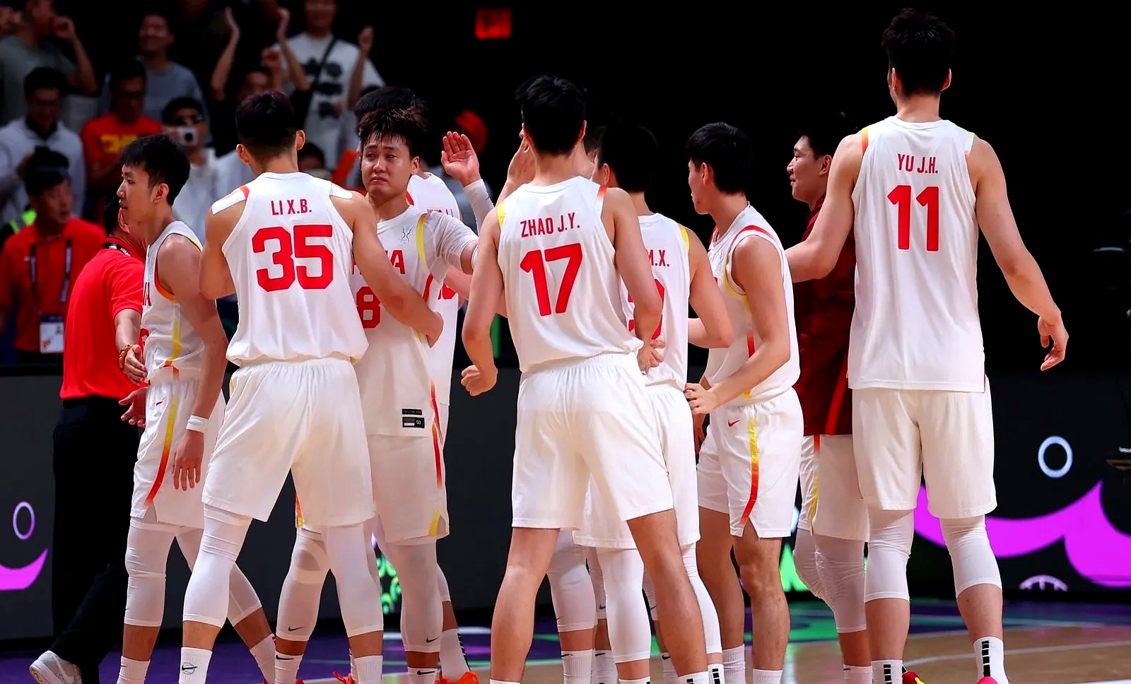 中国男篮绝杀澳大利亚男篮，詹姆斯爆发神勇