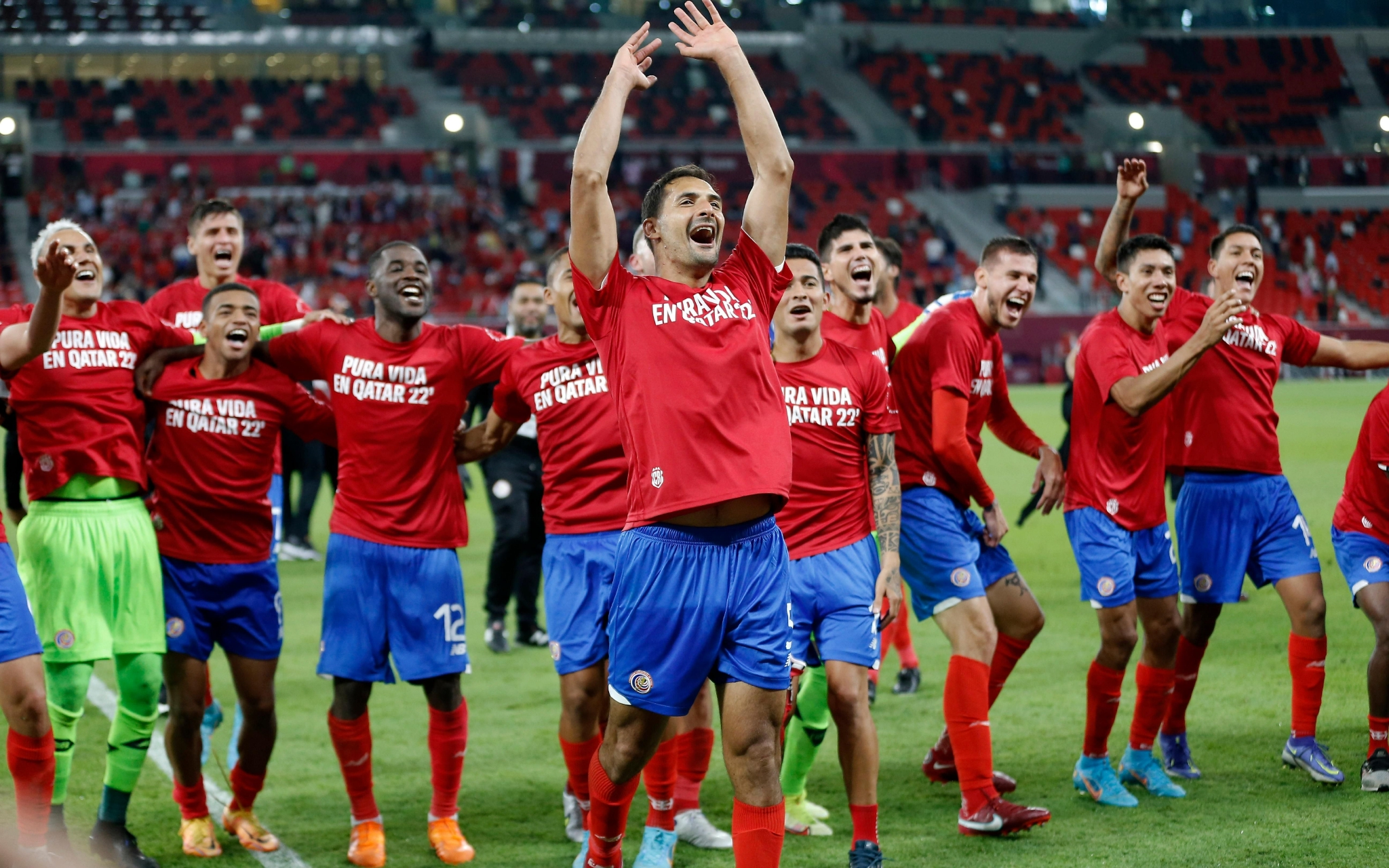 关于比赛结束后球员热情拥抱,庆祝胜利的信息 关于比赛结束后球员热情拥抱,庆祝胜利的信息