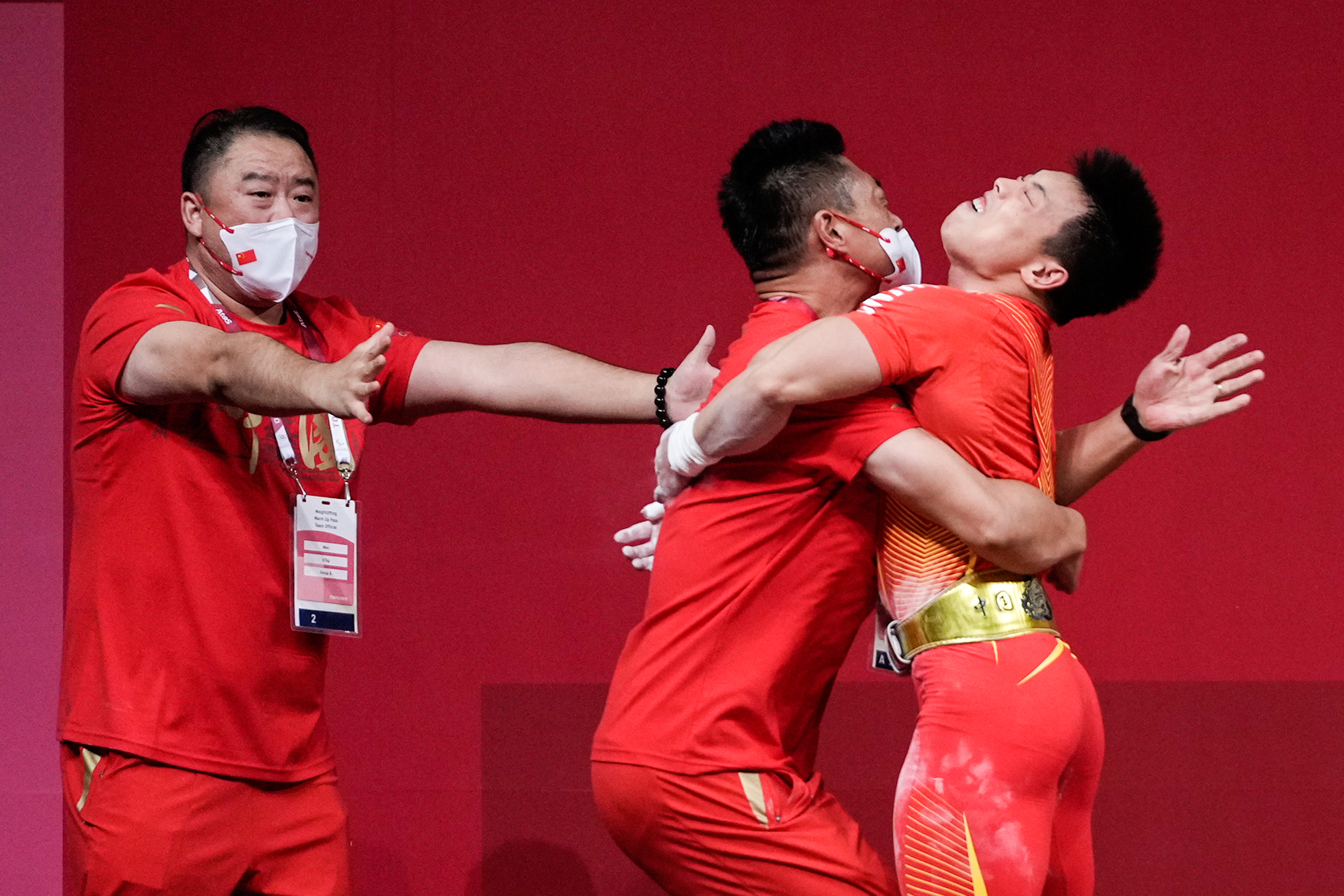 关于比赛结束后球员热情拥抱,庆祝胜利的信息 关于比赛结束后球员热情拥抱,庆祝胜利的信息