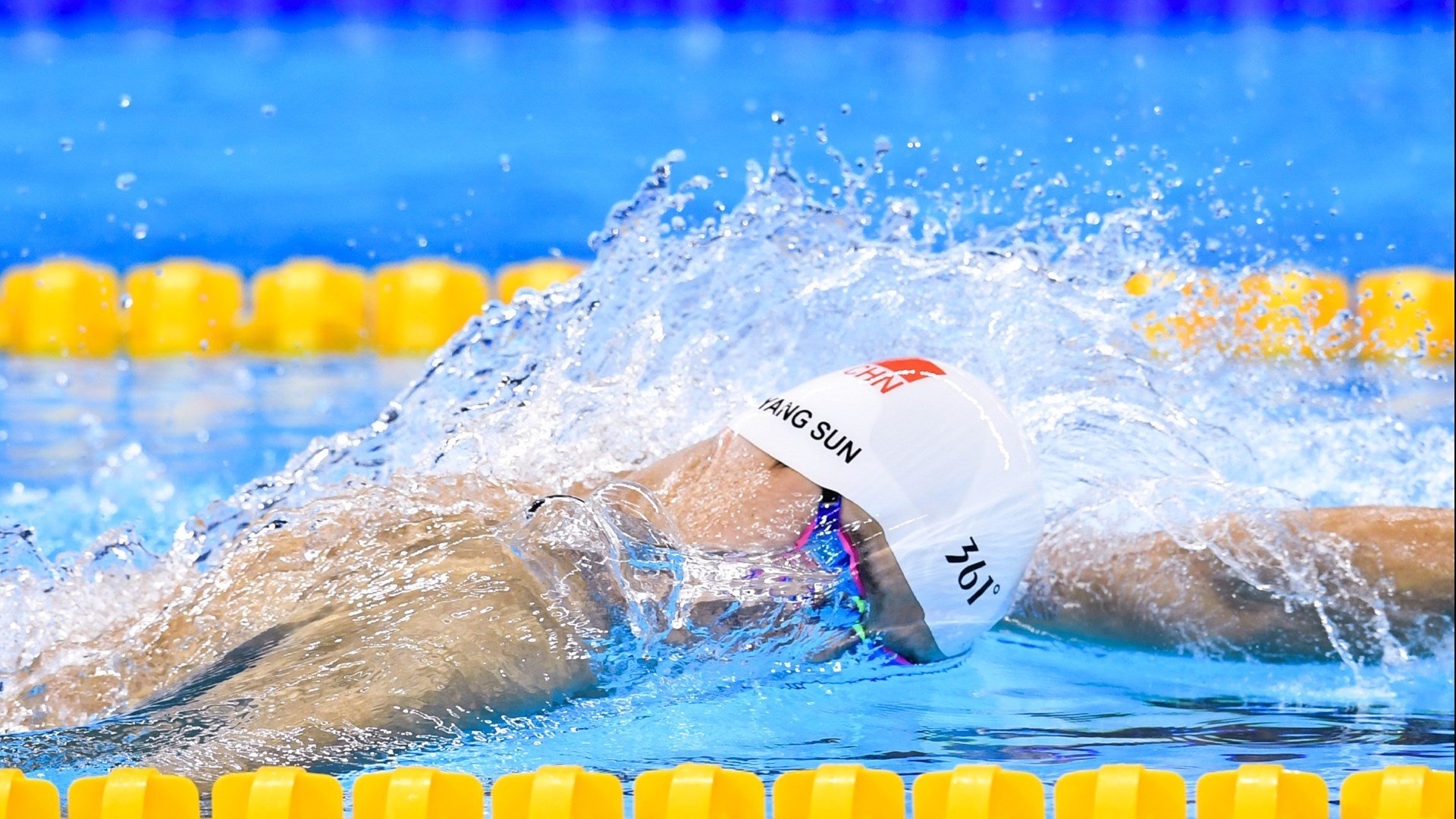 恩比德主宰比赛走向，尼克斯最后时刻逆转雄鹿