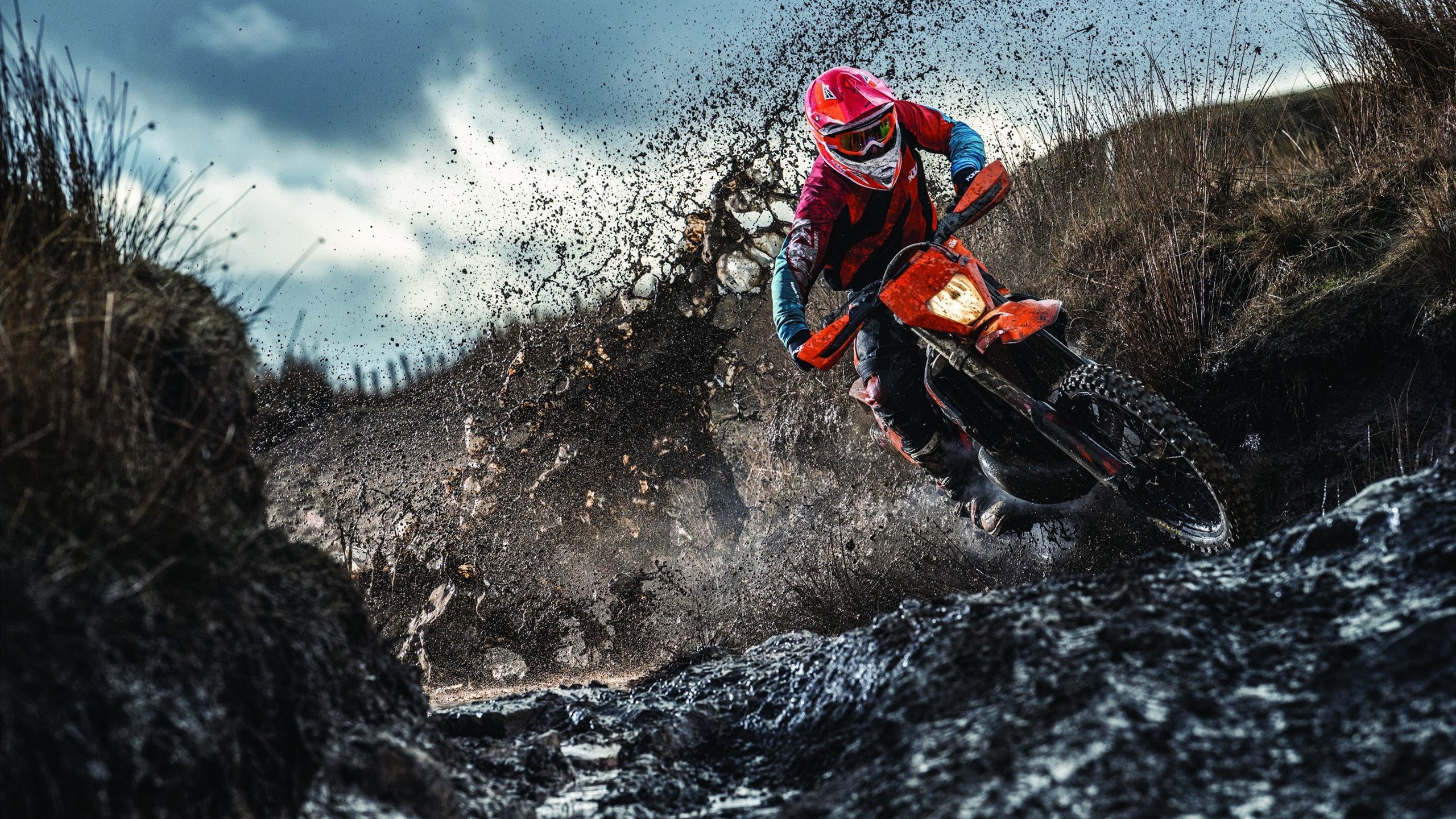 赛道上的双重奏，拉塞尔火热状态助迈凯伦完胜索伯车队